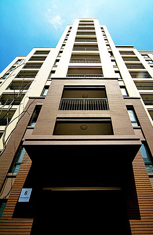 是位于广州市区的一幢摩天大厦。店有700平方米的多功能厅及10个中型会议室，设施、设备配备优异，可举办不同形式的商务洽谈、高档宴会以及各类社交活动。