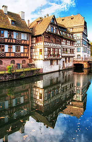 是位于广州市区的一幢摩天大厦。店有700平方米的多功能厅及10个中型会议室，设施、设备配备优异，可举办不同形式的商务洽谈、高档宴会以及各类社交活动。